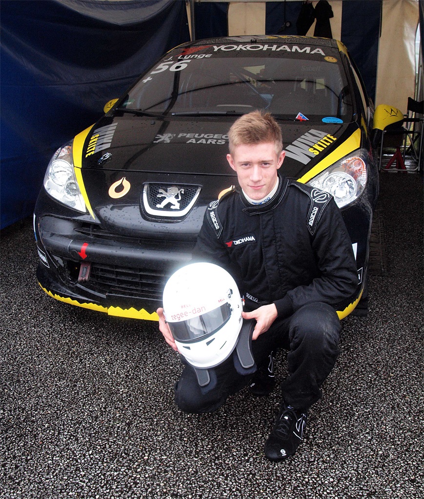 Jonas Lynge er selv mekanikerlærling og derfor i fuld gang med at udforske racerens mekaniske muligheder
(Foto: Åge Keseler Kirketerp)